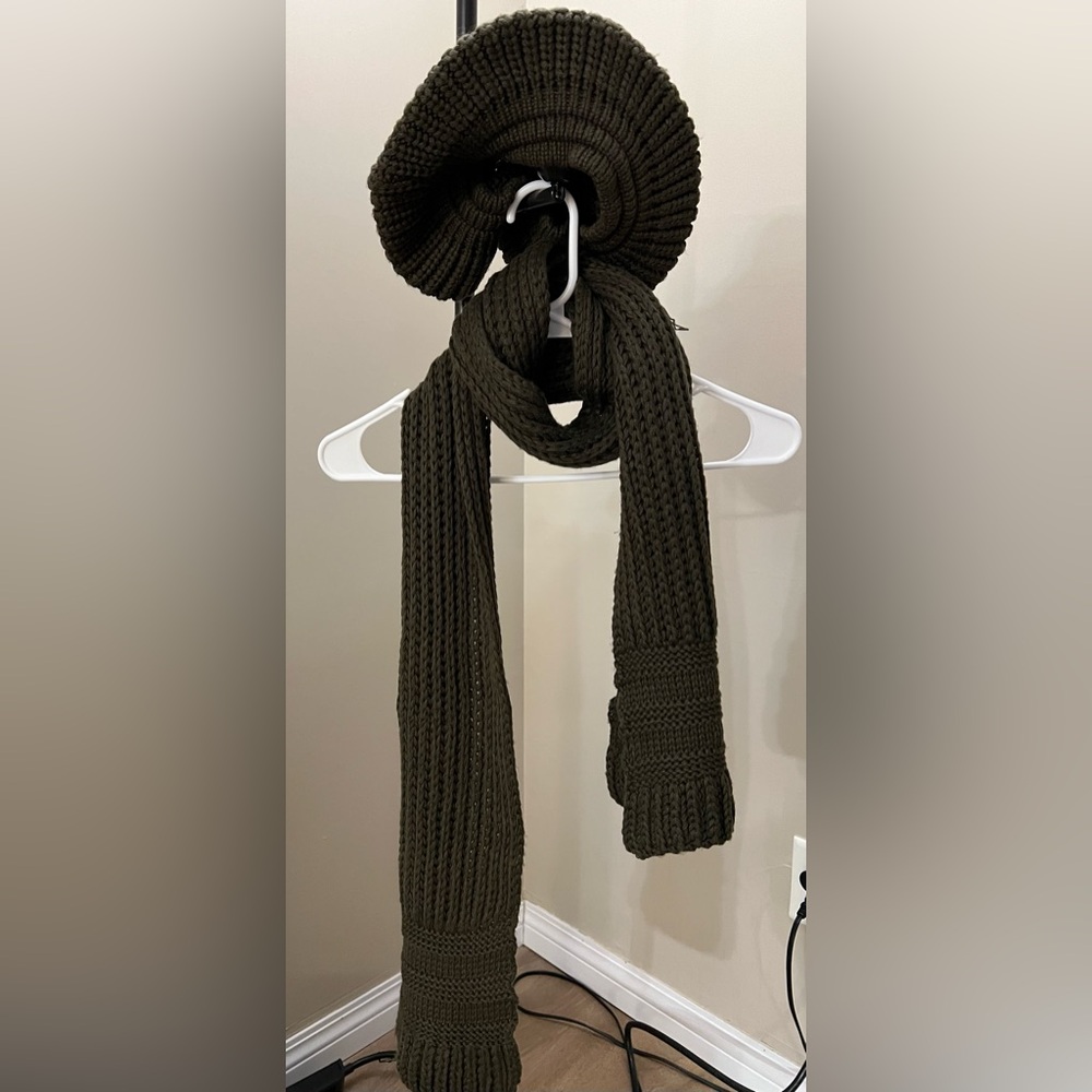 Knit scarf and toque